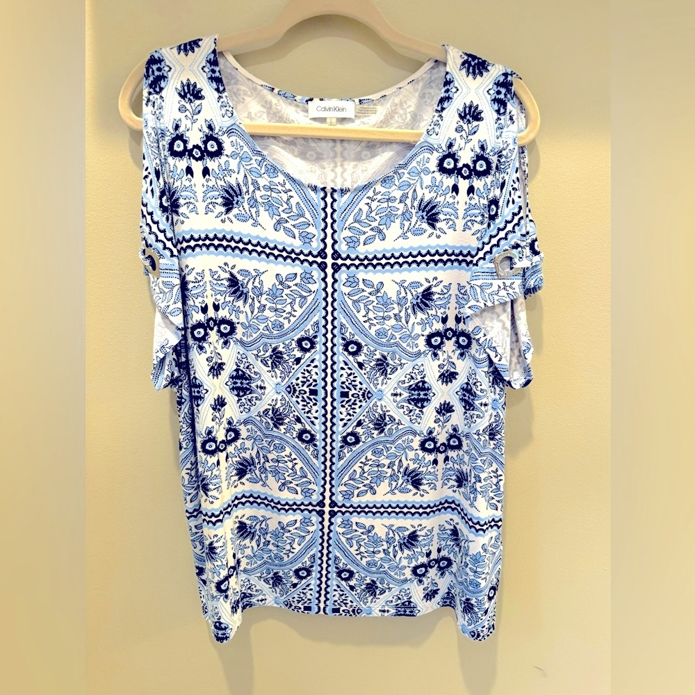 Calvin Klein Cold Shoulder Top Size Large / Will also fit XL